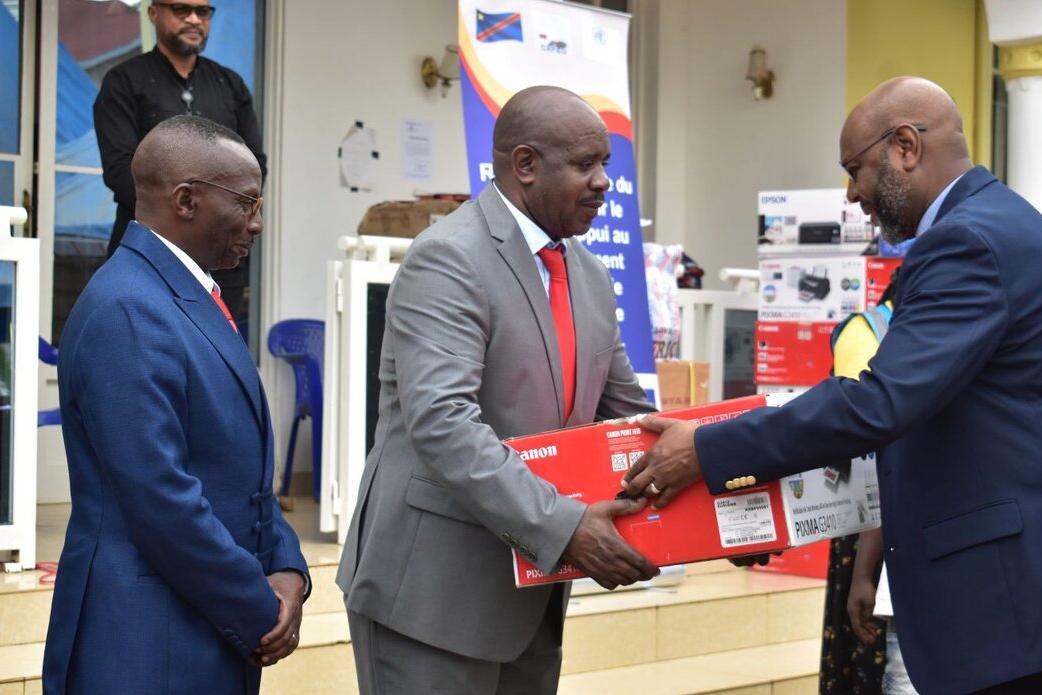 Les représentants procèdent à un échange de matériel informatique.