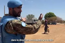 casque bleu montrant le chemin