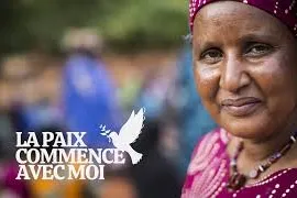 une femme regarde l'objectif de la camera