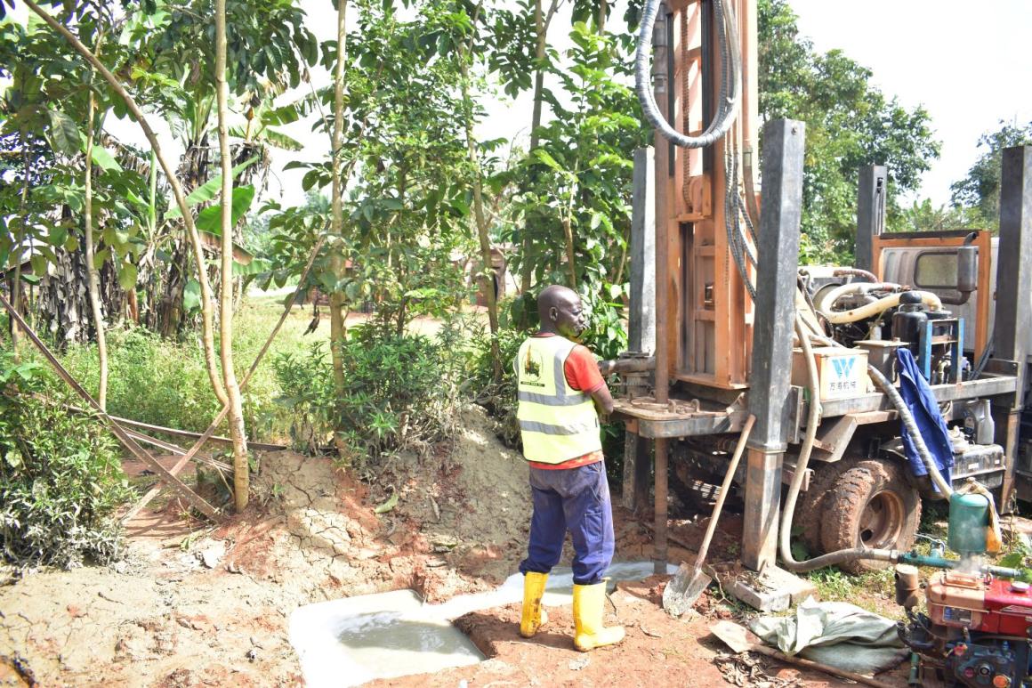 Un ouvrier du bâtiment se tient à l'extérieur.